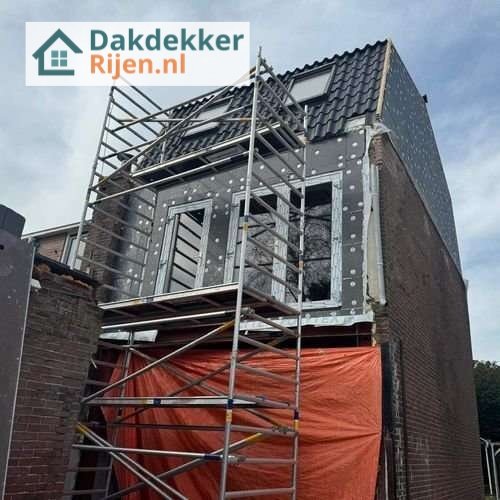 Een hellend dak met dakisolatie