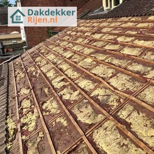 Oude dakisolatie verwijderen en nieuwe plaatsen